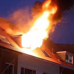 grote-vlammen-slaan-uit-zolderraam-in-haarlem.jpg