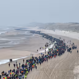 hardlopers-trotseren-kou-tijdens-halve-marathon-in-egmond-aan-zee.jpg