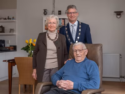 het-echtpaar-korevaar-van-t-hoog-vierde-hun-briljanten-huwelijk-65-jaar.avif