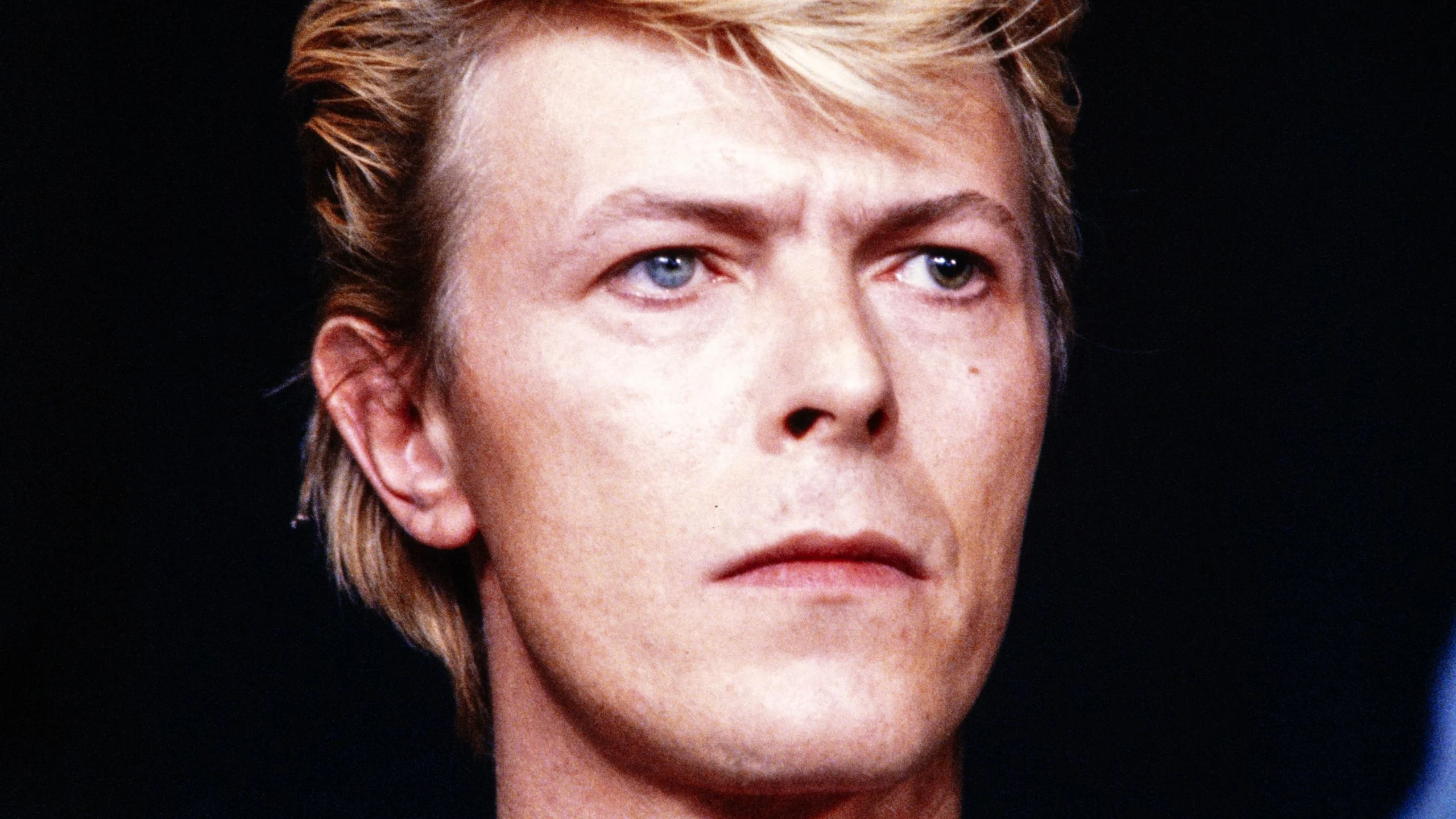 https3A2F2Fwww.manners.nl2Fwp-content2Fuploads2F20262F012FNieuwe-David-Bowie-docu-nu-al-grat.webp