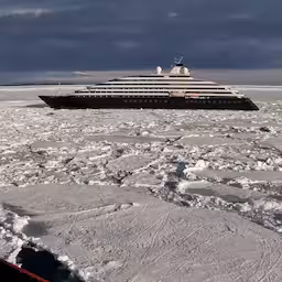 ijsbreker-bevrijdt-vastgevroren-cruiseschip-uit-ijs-bij-antarctica.jpg