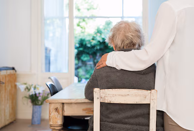 illustratie-een-familielid-legt-haar-hand-op-de-schouder-van-een-oude-dame-in-ongeveer-een-derde-van.avif