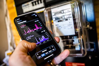 illustratief-het-elektriciteitsverbruik-is-via-een-slimme-p1-meter-in-een-app-te-zien-veel-mensen-wi.webp