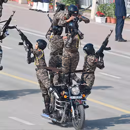 indiase-militairen-doen-doldwaze-stunts-op-motoren.jpg
