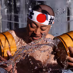 japanners-gieten-ijskoud-water-over-zich-tijdens-shinto-ritueel.jpg