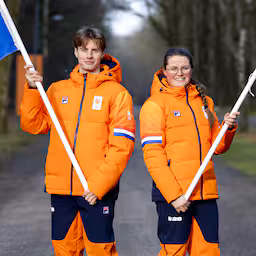 jens-van-t-wout-en-kimberley-bos-vlaggendragers-bij-openingsceremonie-spelen.jpg