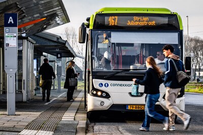 jg20251222-003-heinenoord-een-bus-op-busstation-heinenoord.jpeg
