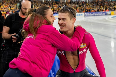 joep-wennemars-wint-de-1500-meter-op-het-okt-in-heerenveen-en-wordt-na-de-finish-omhelsd-door-zijn-v.jpeg