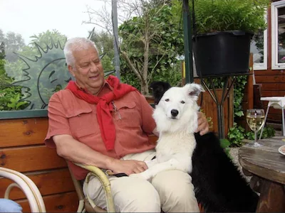 joop-met-zijn-hondje-beauty-en-zijn-wijntje-in-de-tuin-jpg.webp