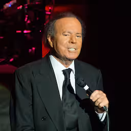 julio-iglesias-door-zijn-oud-personeel-beschuldigd-van-misbruik-en-verkrachting.jpg