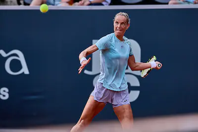 july-19-2025-hamburg-hamburg-germany-arantxa-rus-of-netherlands-returns-with-forehand-to-julia-grabh.webp