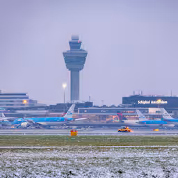 klm-schrapt-ook-zondag-honderden-vluchten-op-schiphol-vanwege-winterse-buien.jpg