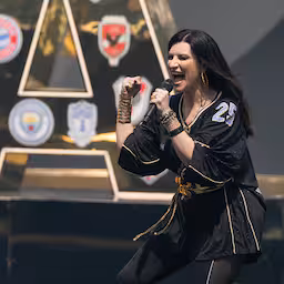 laura-pausini-treedt-op-bij-openingsceremonie-olympische-winterspelen.jpg