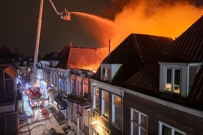 leeuwarden-in-een-woning-aan-de-eewal-woedt-een-uitslaande-brand-de-brandweer-heeft-inmiddels-opgesc.webp