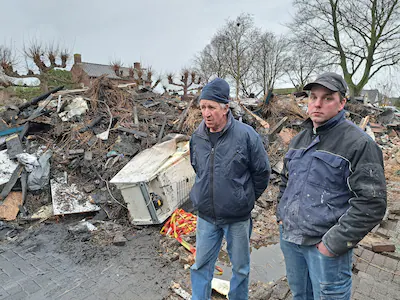 leo-van-der-pol-senior-en-zijn-zoon-leo-junior-bij-de-puinhopen-van-het-huis-waar-zij-allebei-zijn-o.webp