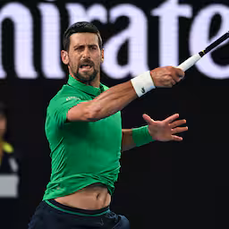 live-australian-open-djokovic-knokt-zich-knap-terug-tegne-sinner-in-halve-finale.jpg