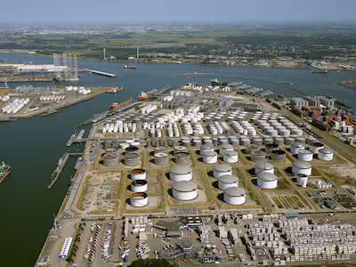 luchtopname-van-rotterdam-vondelingenplaat-in-het-botlekgebied-met-onder-meer-de-chane-terminals-voo.avif