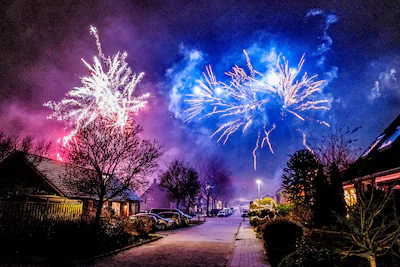 maasdam-buurtbewoners-in-maasdam-luiden-met-vuurwerk-het-nieuwe-jaar-in-anp-jeffrey-groeneweg.webp