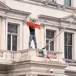 man-beklimt-ambassade-in-londen-en-verwijdert-iraanse-vlag.jpg