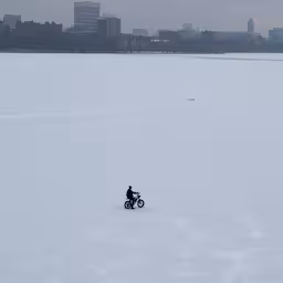 man-rijdt-met-e-bike-over-bevroren-meer-in-boston.jpg