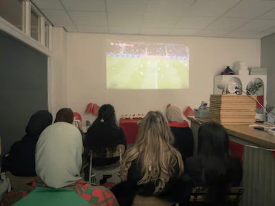 marokkaans-nederlandse-vrouwen-kijken-in-lunchroom-de-olijventuin-naar-de-finale-van-de-afrika-cup.webp