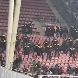 me-veegt-vak-van-genk-supporters-schoon-voor-wedstrijd-tegen-fc-utrecht.jpg
