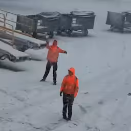 medewerkers-op-schiphol-bekogelen-elkaar-met-sneeuwballen.jpg