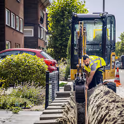 meer-oranje-sprieten-uit-stoepen-door-glasvezelnetwerk-van-kpn.jpg