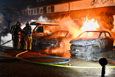 meerdere-auto-s-raakten-door-het-vuur-beschadigd.avif