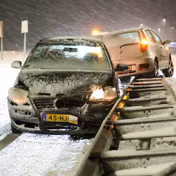 meerdere-autos-glijden-van-de-weg-door-sneeuw-in-noorden-van-het-land.jpg