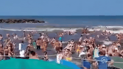metershoge-golf-overspoelt-druk-strand-in-argentinie-1-dode-en-30-gewonden.gif