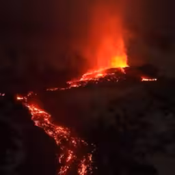 nachtelijke-dronebeelden-tonen-hoe-etna-lava-spuwt.jpg