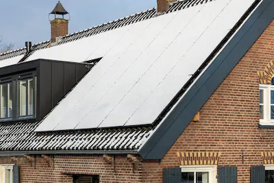 nieuwegein-the-netherlands-19-january-2024-private-solar-panels-with-snow-on-the-roof-of-old-histori.webp