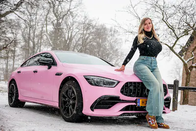 nlbeeld-tt20260106-34940-ambt-delden-luxy-dutch-voor-haar-roze-auto-in-de-sneeuw-heeft-800-000-volge.webp