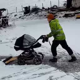 noor-gebruikt-kinderwagen-als-sneeuwschuiver.jpg