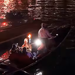 olympische-vlam-in-gondel-door-venetie.jpg
