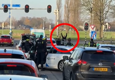 op-de-a27-heeft-de-politie-met-getrokken-pistolen-twee-man-uit-de-auto-gepraat.jpeg