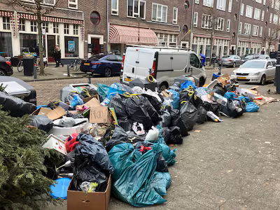 op-meerdere-plekken-in-kralingen-ligt-het-afval-verspreid-rond-de-containers.avif