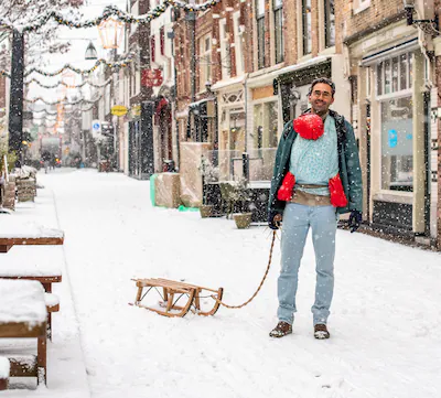 pieter-van-der-klis-44-en-noel-1-trotseren-het-winterse-weer-in-dordrecht.webp