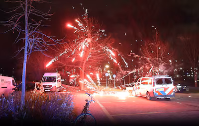 politie-bekogeld-met-vuurwerk-tijden-oud-nieuw-aan-de-prins-johan-willem-frisolaan-in-leidschendam.avif