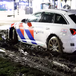 politieauto-belandt-in-modder-in-rotterdam.jpg