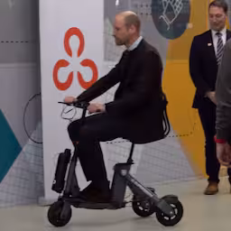 prins-william-maakt-testrondje-op-scootmobiel.jpg