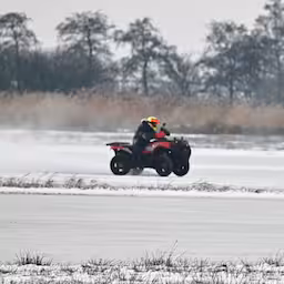 quads-en-crossmotoren-scheuren-over-het-ijs-in-sondel.jpg