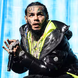 rapper-tekashi-6ix9ine-meldt-zich-voor-celstraf-na-schending-proeftijd.jpg