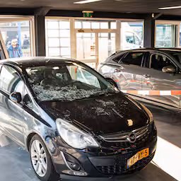ravage-in-showroom-dordrecht-na-ongeluk-met-auto.jpg