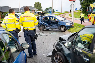 ravage-na-een-botsing-op-de-kruising-van-de-eurekaweg-in-barendrecht.webp