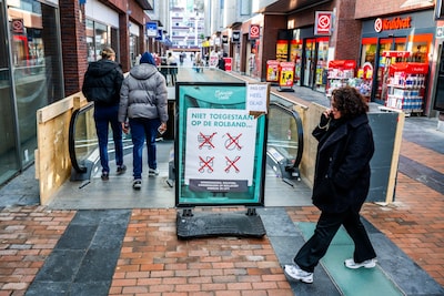 roltrap-van-winkelcentrum-carnisse-veste-is-glad-en-kan-gevaarlijk-zijn-foto-frank-de-roo.jpeg