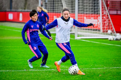 rotterdam-11-12-2025-feyenoord-vrouwen-speelster-talia-dellaperuta.webp