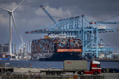 rotterdam-containers-en-overslag-op-de-maasvlakte-de-overslag-van-goederen-en-de-petrochemische-indu.webp