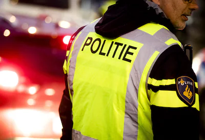 rotterdam-een-politieagent-tijdens-een-verkeerscontrole-in-rotterdam-anp-xtra-remko-de-waal.webp